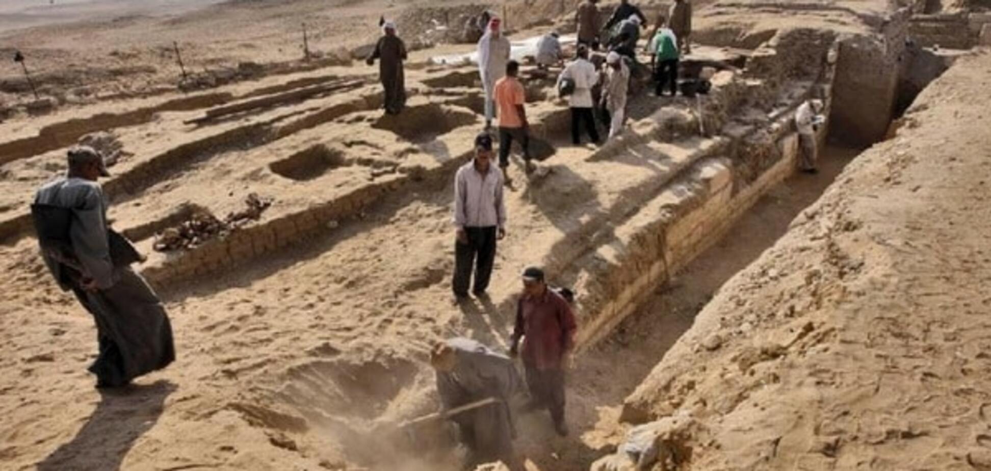 В Египте возле пирамид нашли загадочный древний корабль: фотофакт