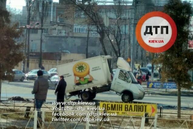 Зламалася повністю: у Києві на ходу розвалилася 'ГАЗель'