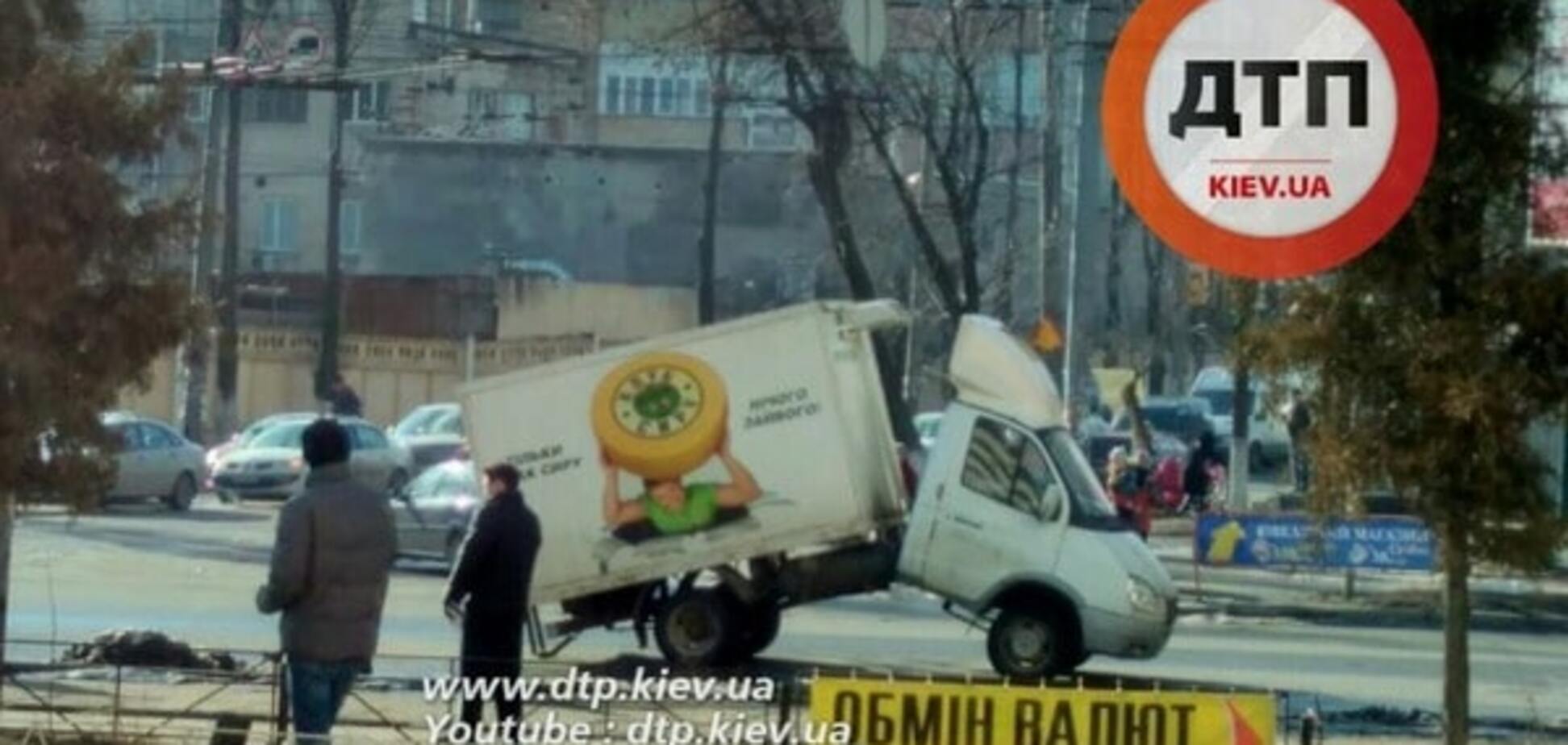 Сломалась полностью: в Киеве на ходу развалилась 'ГАЗель'
