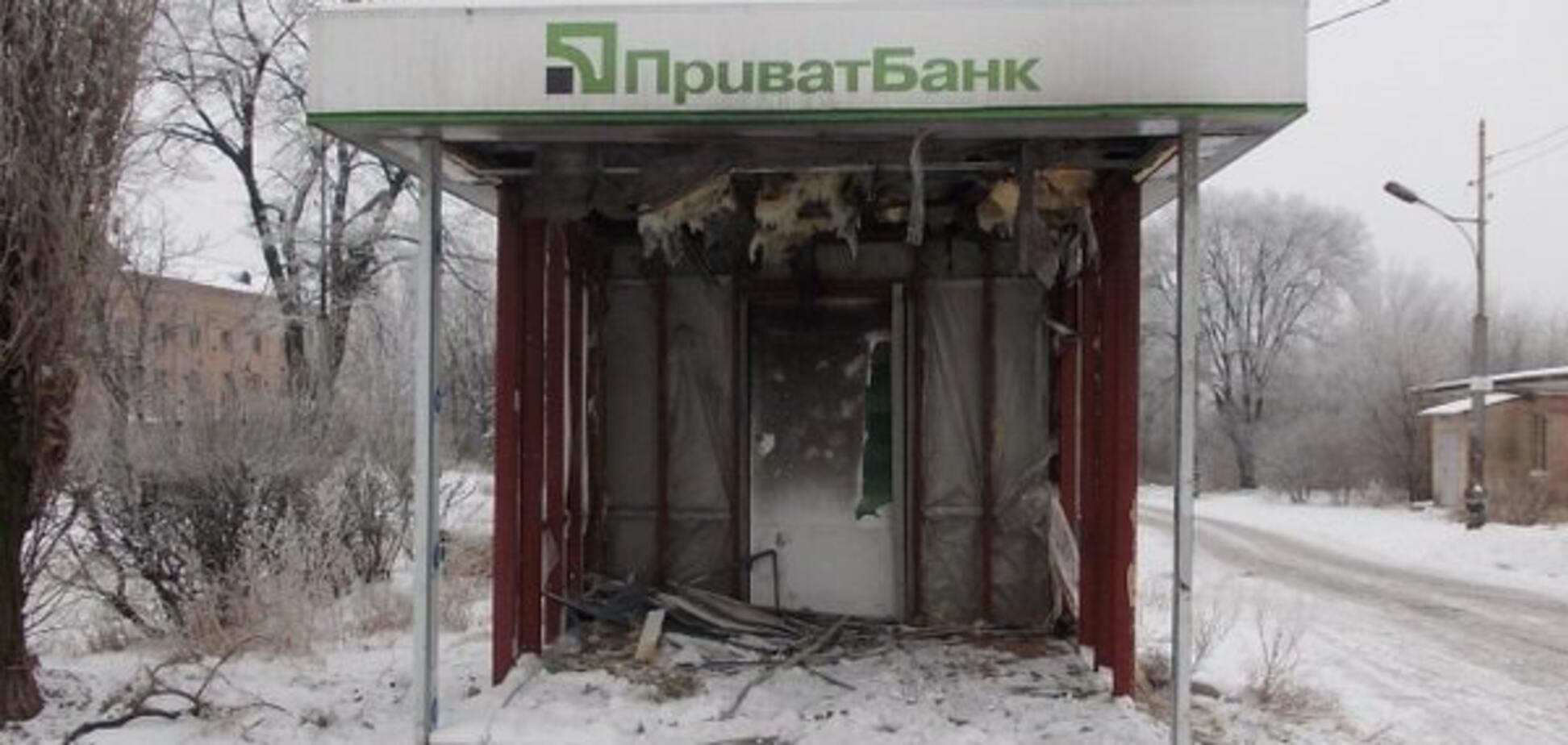 А гроші звідки брати будуть? Терористи знівечили банкомат в Макіївці. Фотофакт