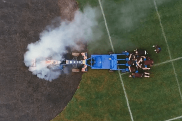 Несколько спортсменов удержали на месте гоночный болид Формулы-1: шокирующее видео