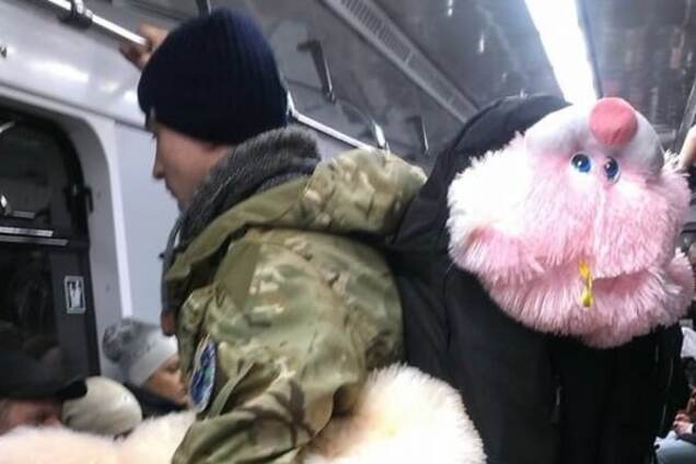 Пассажиров киевского метро порадовал боец АТО с огромными детскими игрушками