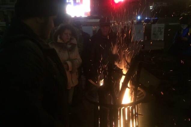 На Майдане все же установили палатку