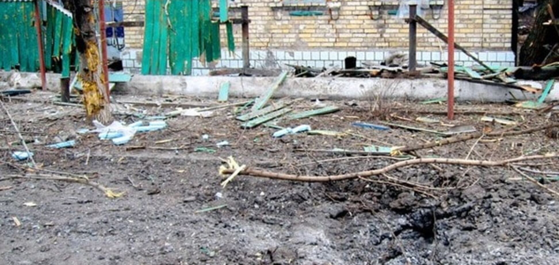 Воронки и выбитые окна: в сети выложили фото после обстрела Донецка