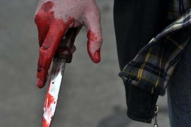 В Ривном парень зарезал себя на глазах у сотрудников полиции