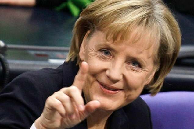 Не дочекалася вечері: Меркель застукали за поїданням фастфуду в Брюсселі. Фотофакт