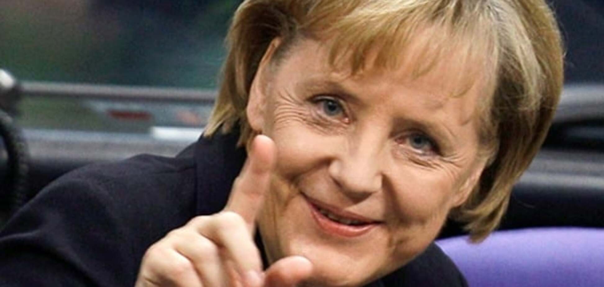 Не дочекалася вечері: Меркель застукали за поїданням фастфуду в Брюсселі. Фотофакт