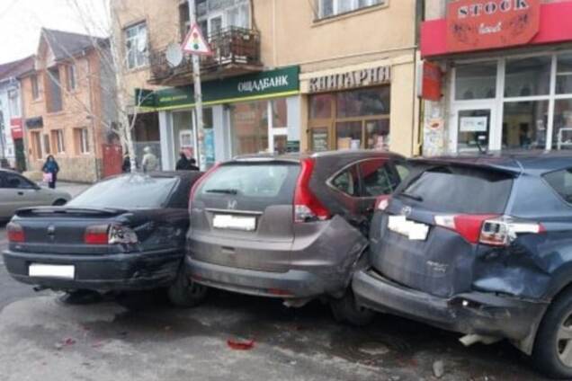 'Блатні' на дорогах: в Ужгороді Lexus протаранив 4 машини. Фотофакт