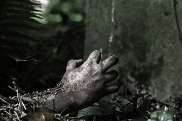 У мережі з'явилося відео про чоловіка з перерізаним горлом, який вибрався з могили 18+