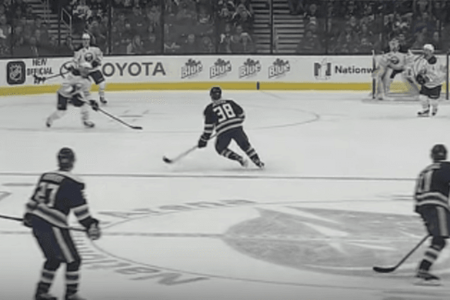 'Неберучка'. Американский хоккеист забросил самую курьезную шайбу сезона: видео момента