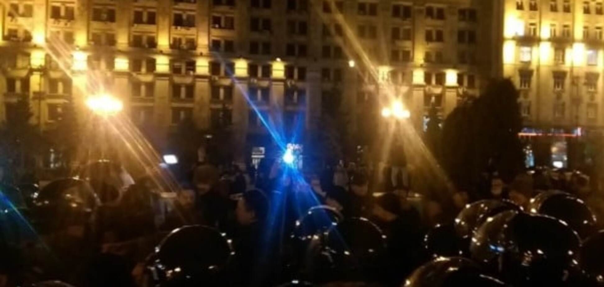 Бійка з поліцією на Майдані: невідомі намагалися встановити намети. Фото і Відеофакт