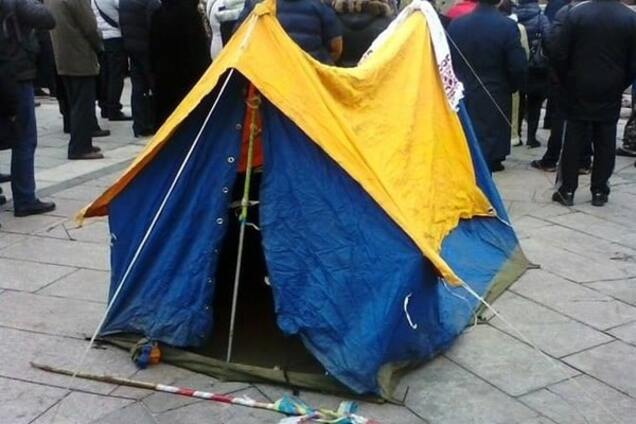'Даешь Майдан!': в центре Киева снова появились палатки