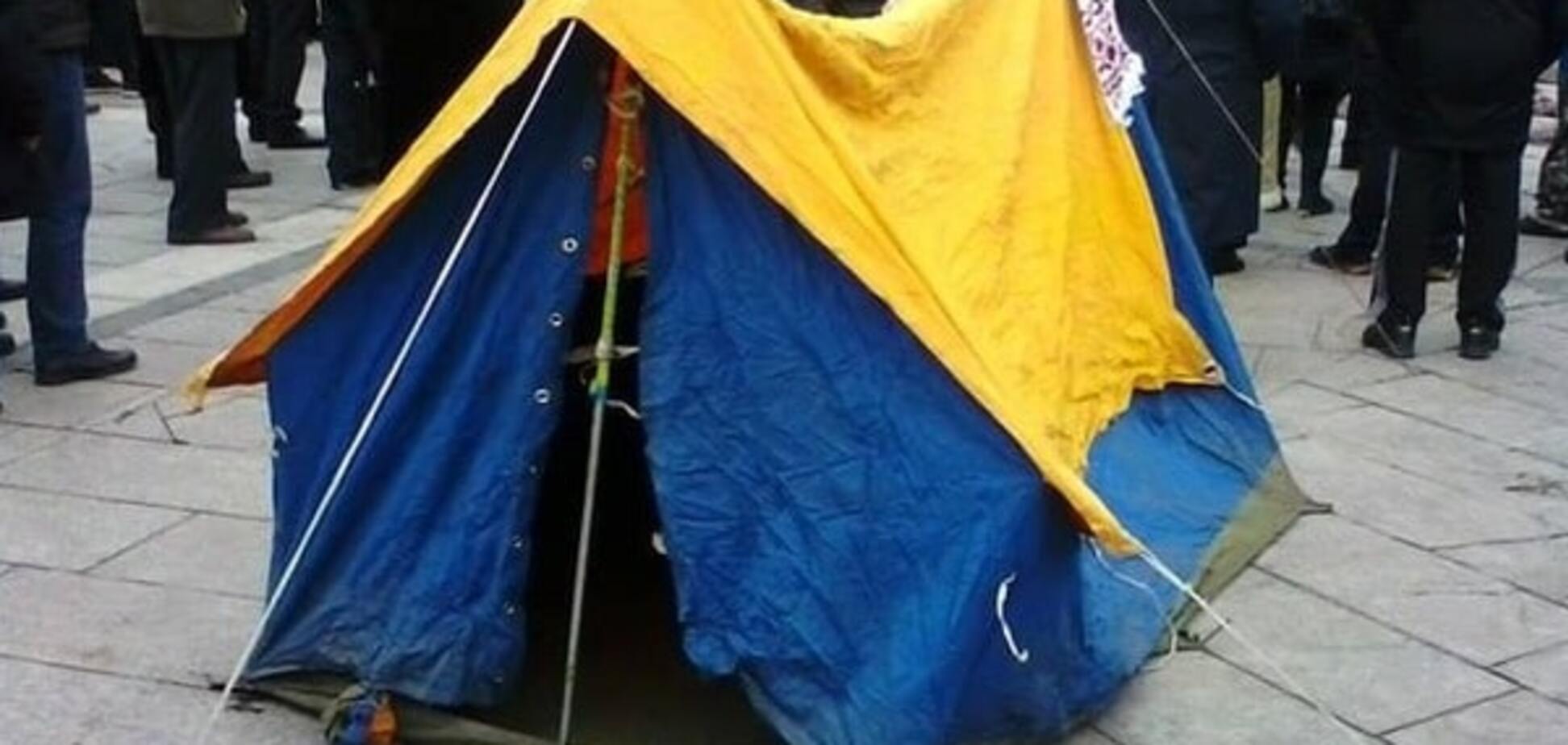 'Даешь Майдан!': в центре Киева снова появились палатки
