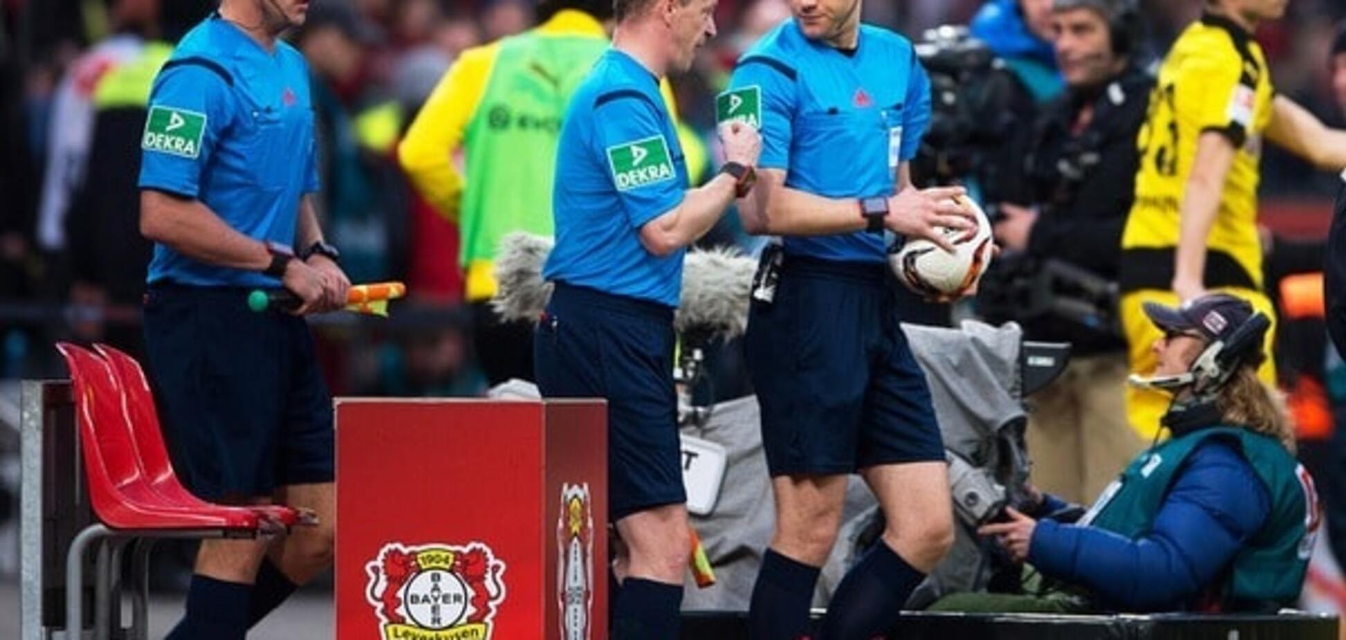 Арбитры прервали центральный матч в Германии, обидевшись на тренера одной из команд: видео курьеза