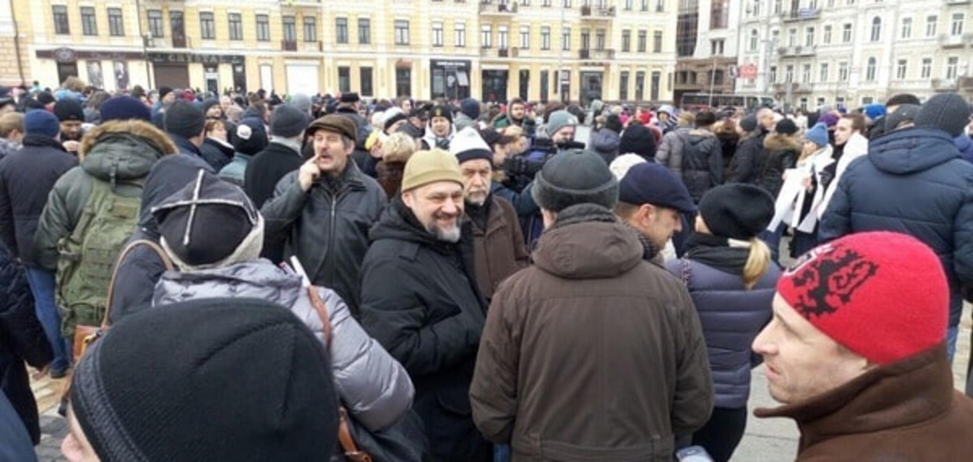 В Киеве сотни людей вышли на акцию в поддержку полиции: фоторепортаж 