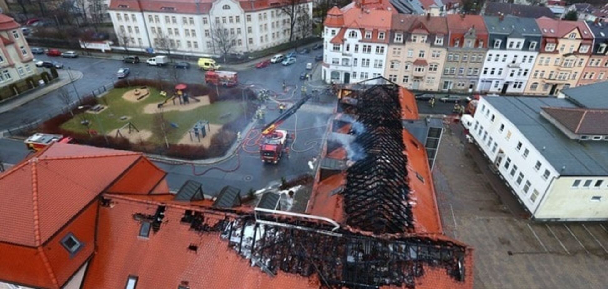 У Німеччині місцеві жителі зраділи пожежі в готелі для біженців