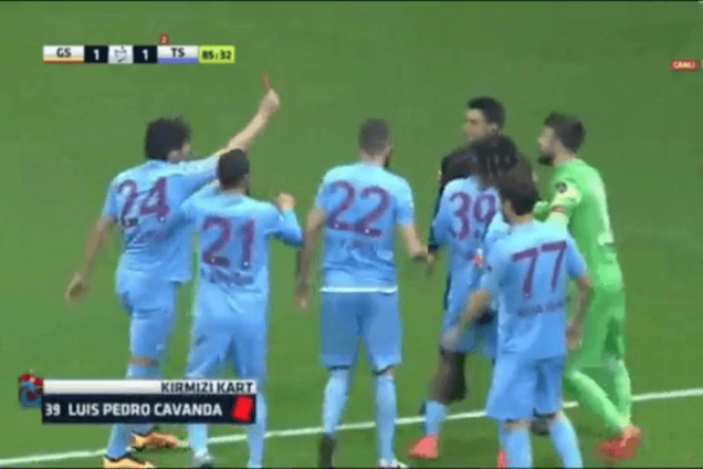 Удаление года. Футболиста выгнали с поля за показанную арбитру красную карточку: курьезное видео