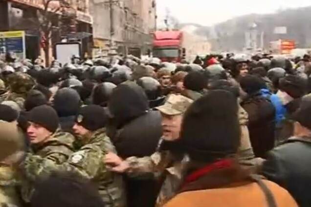 Годовщина Майдана: в центре Киева жгут костры и ставят новые палатки