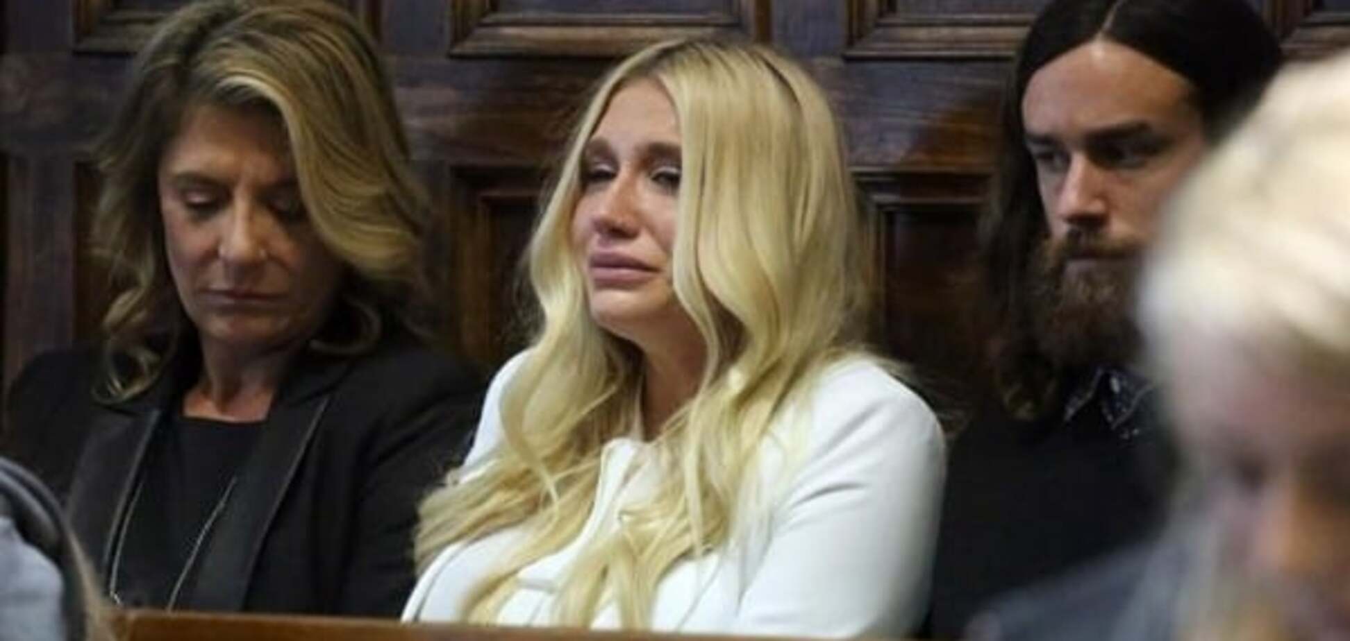 Поп-певицу  Kesha заставили работать с собственным насильником 
