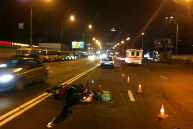 В Киеве автомобиль сбил развозчика пиццы