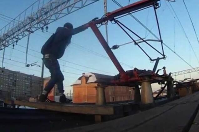 ЧП в Киеве: парня ударило током на крыше электрички