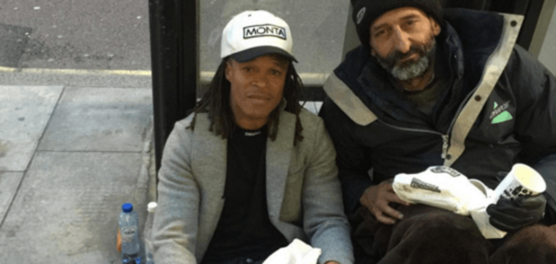 Легенда мирового футбола пообедал с бомжом: фотофакт