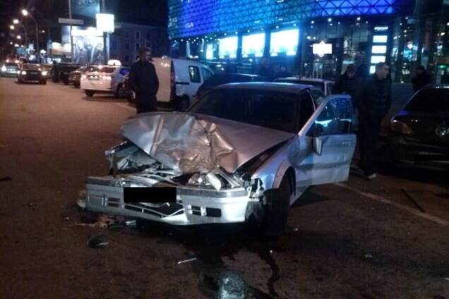 В Киеве пьяный водитель BMW разбил припаркованные автомобили