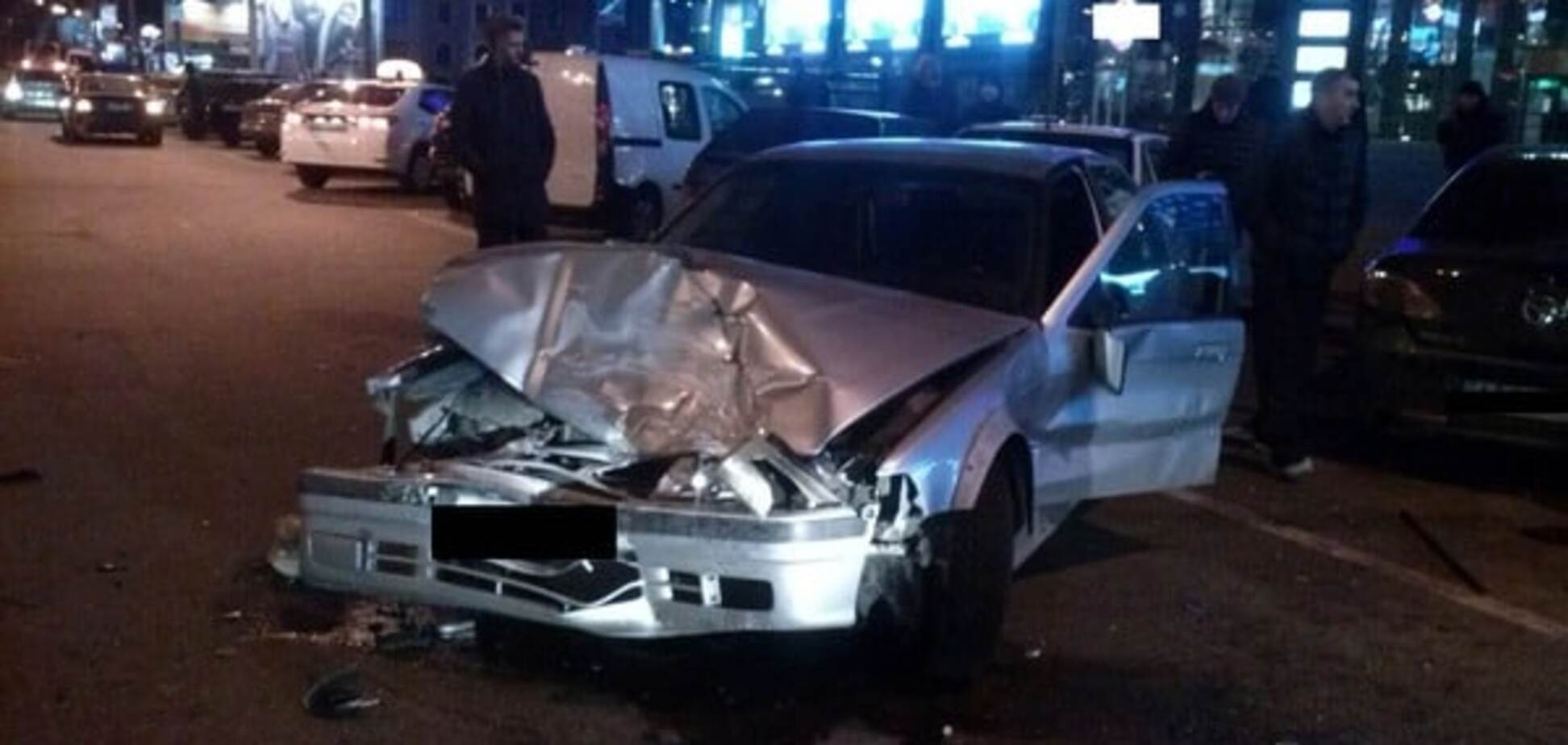 В Киеве пьяный водитель BMW разбил припаркованные автомобили