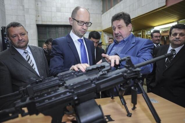 Кулявлоб: Яценюка, Авакова и еще 8 чиновников наградили оружием