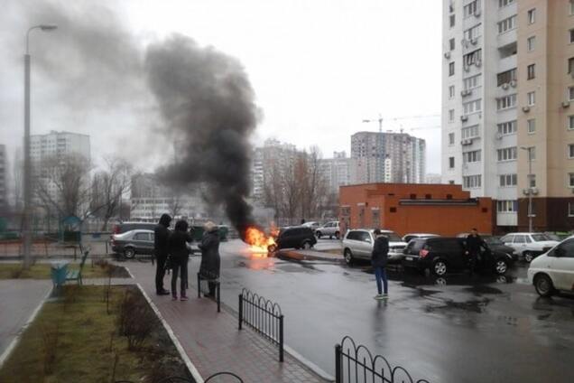В Киеве утром сгорел автомобиль