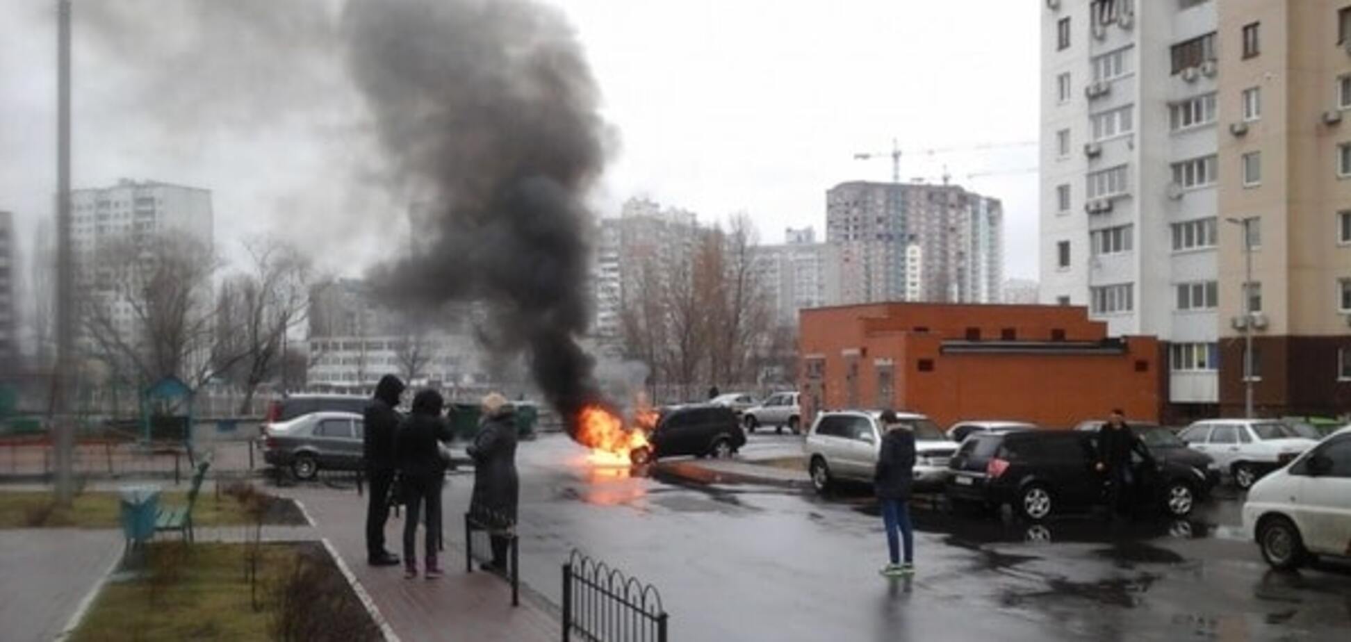 В Киеве утром сгорел автомобиль
