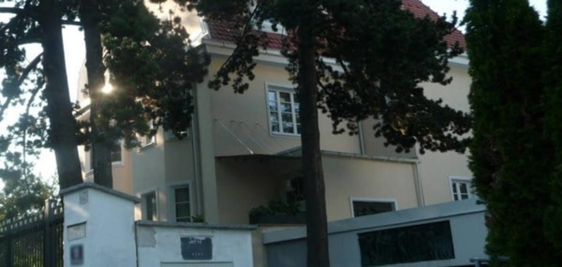 Син Азарова виставив на продаж величезний будинок