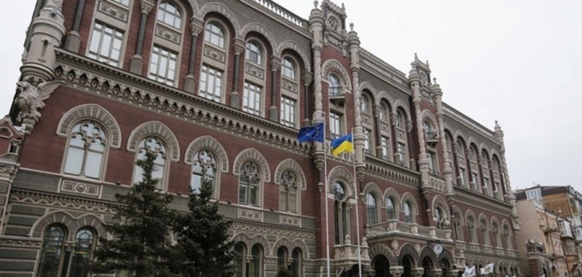 В Украине доллар официально перевалил за 27 гривен