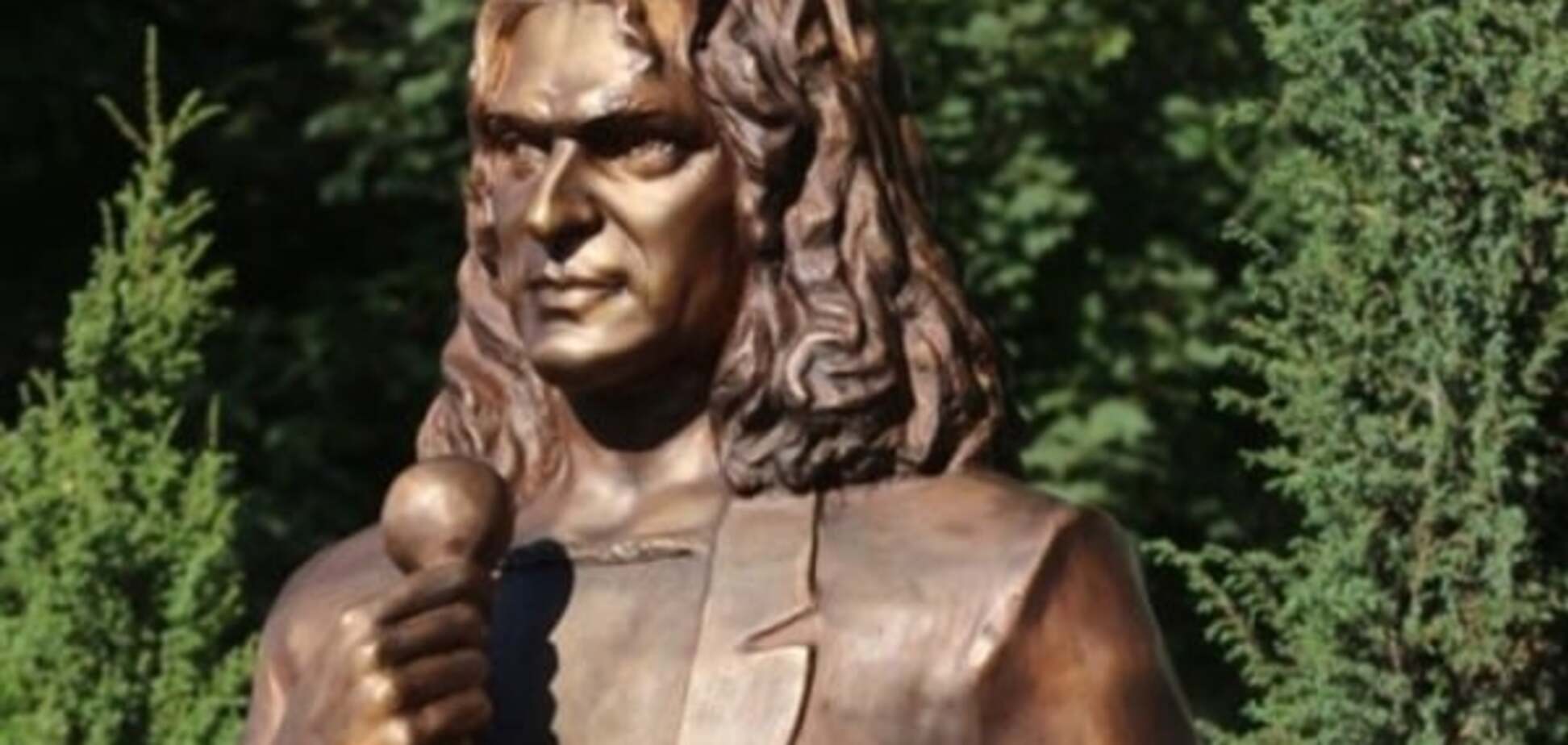 'Оставьте сына в покое': мать Кузьмы попросила снести памятник Скрябину