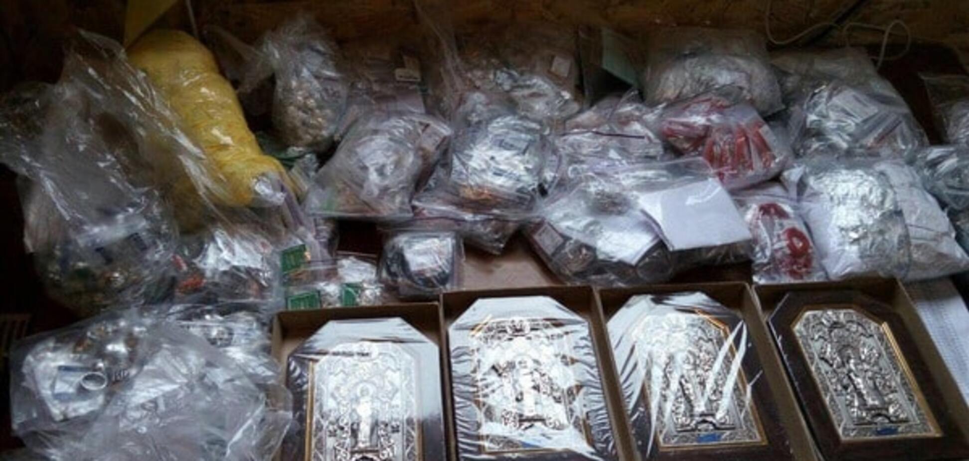 'Бедные' жители: в Донецк пытались провезти целый чемодан ювелирных украшений