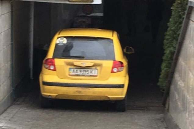 В Киеве засекли героя парковки почти в подземном переходе: фотофакт