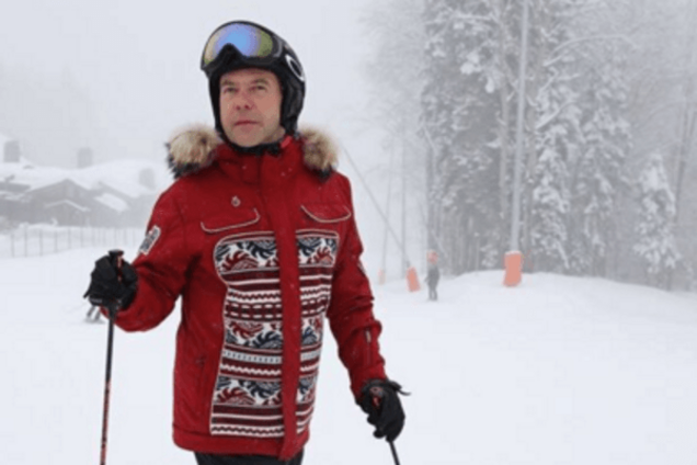 'Забыл надеть боди': Фейгин посмеялся над 'гламурным' фото Медведева