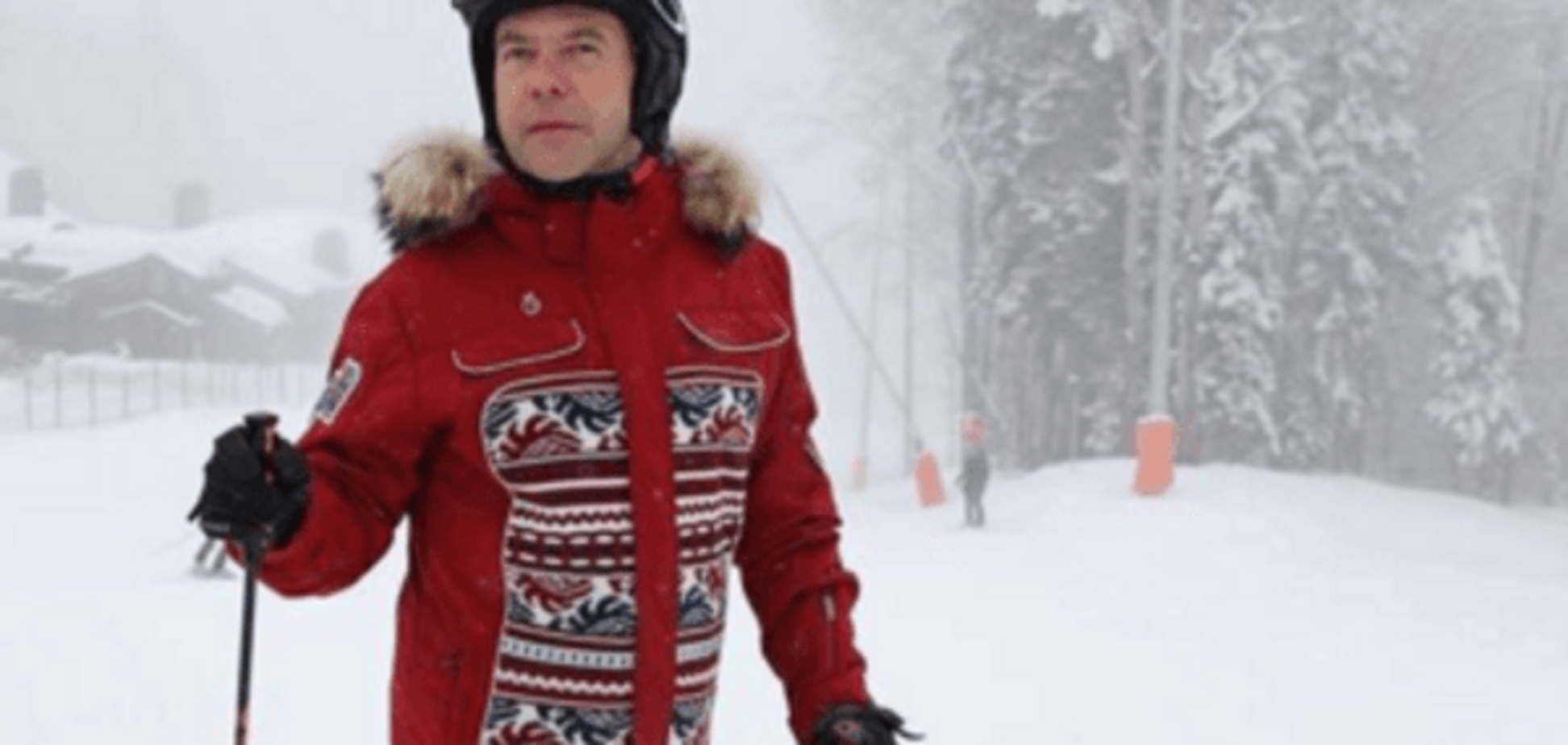 'Забыл надеть боди': Фейгин посмеялся над 'гламурным' фото Медведева