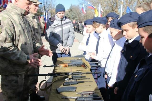 23 февраля в Крыму молились и учили детей собирать автоматы - СМИ