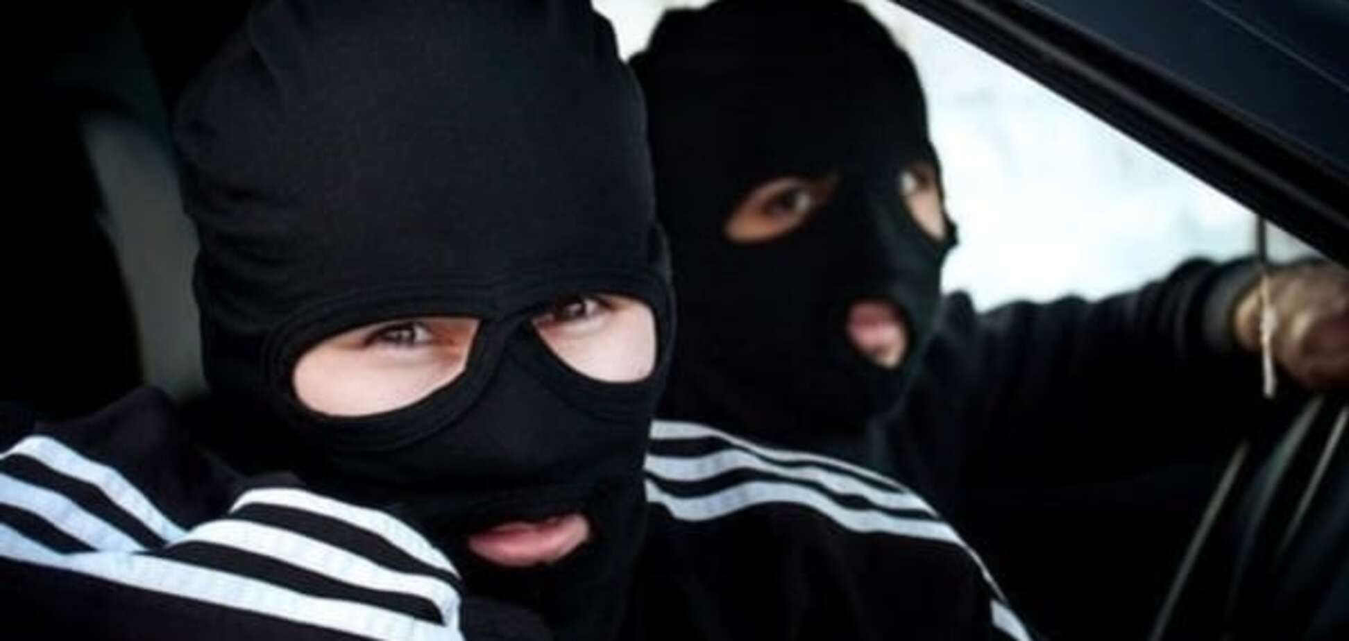 В Конча-Заспе бандиты в масках ограбили дом и угнали Mercedes