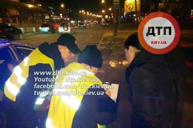 В Киеве пьяный мужчина пешком врезался в маршрутку