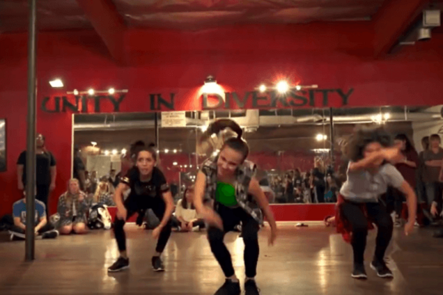 Зажигательный брейк-данс: девочки-подростки покорили сеть своими танцами. Видеофакт