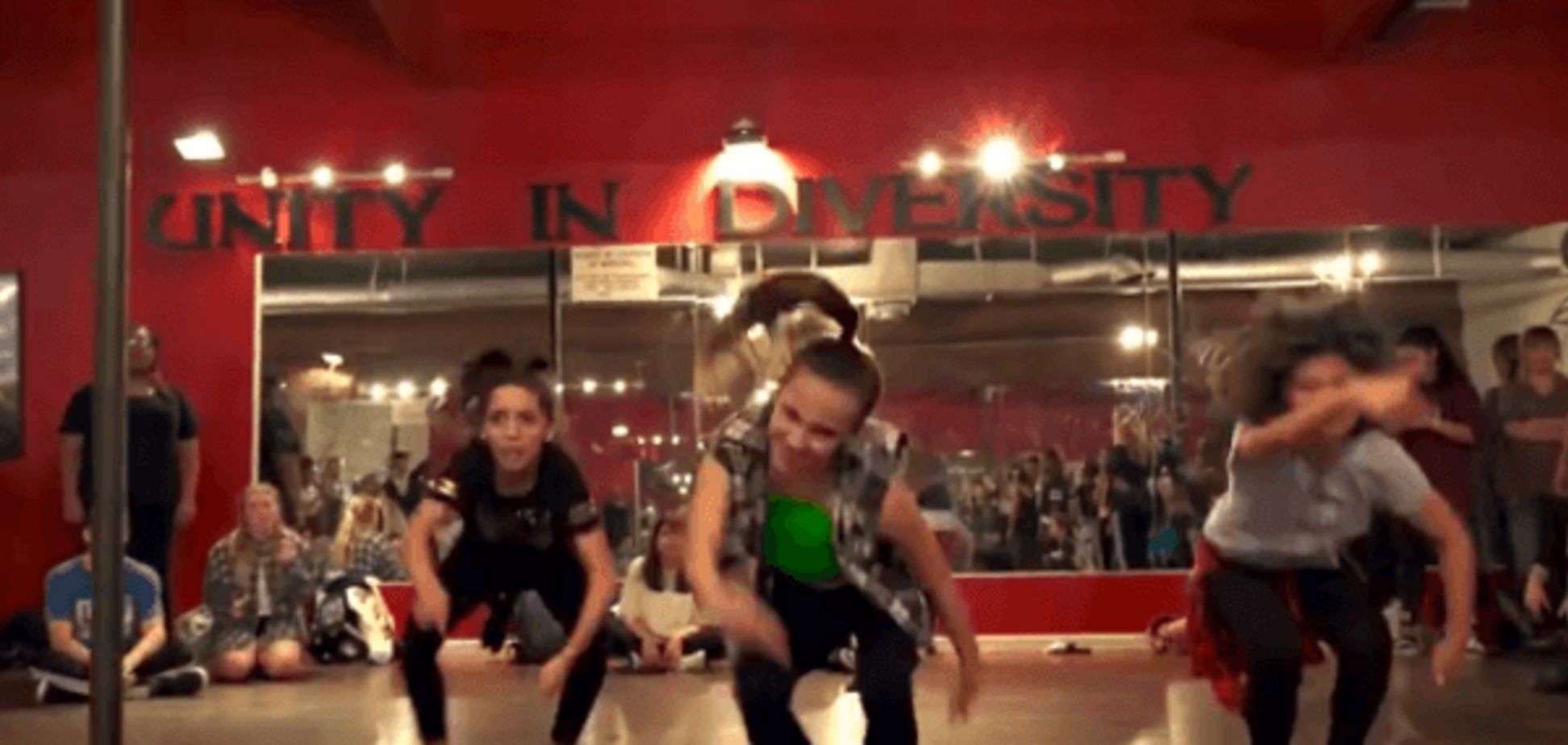 Запальний брейк-данс: дівчатка-підлітки підкорили мережу своїми танцями. Відеофакт