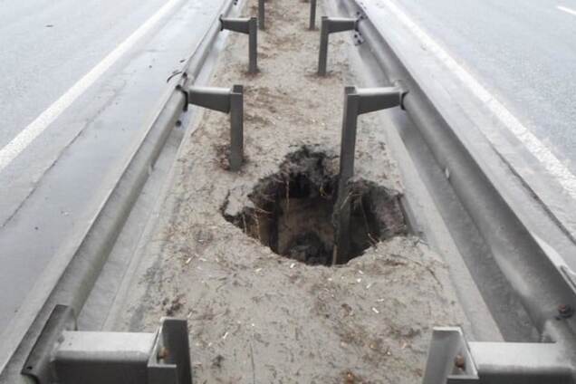 В Киеве на проспекте заметили опасный провал: опубликованы фото