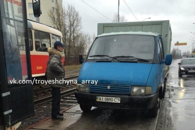 В Киеве автохам парализовал движение трамваев на Троещине