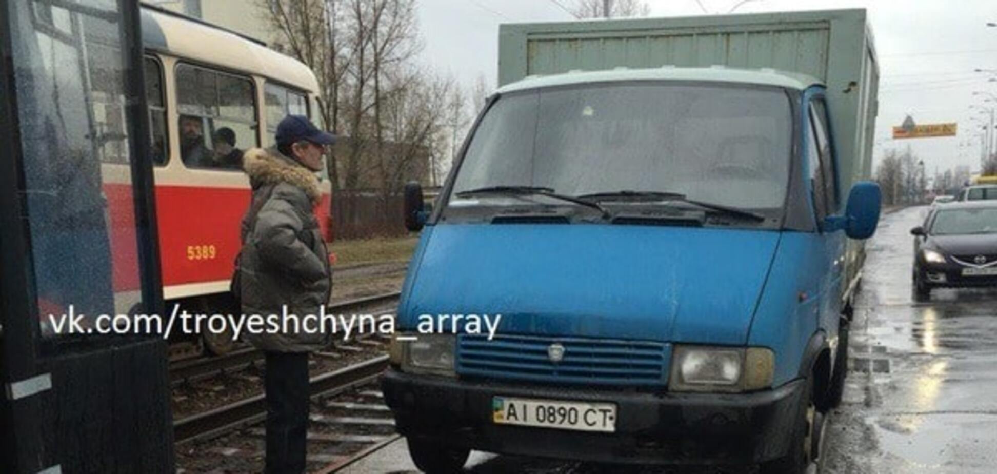 У Києві автохам паралізував рух трамваїв на Троєщині