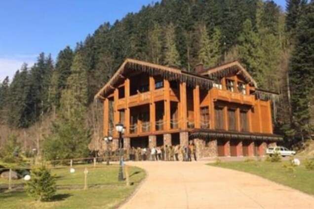 'Закарпатське Межигір'я': у мережі показали помешкання кума Путіна у Карпатах