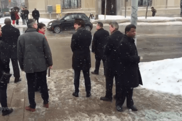 Снегом замело: в сети разместили видео, как премьер Канады ждал 'зеленый'