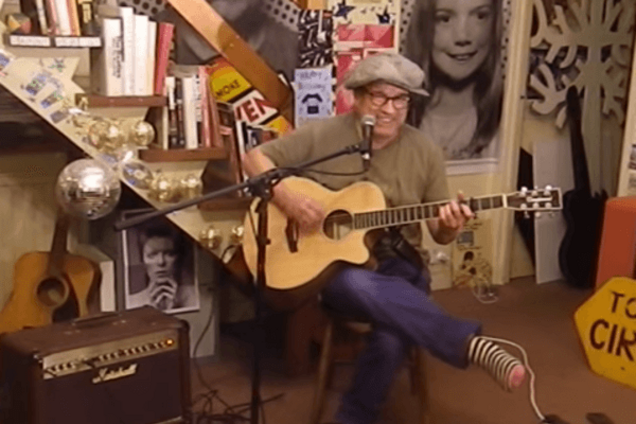 Уличный музыкант из Британии удивил потрясающим кавером на песню Джамалы: видеофакт