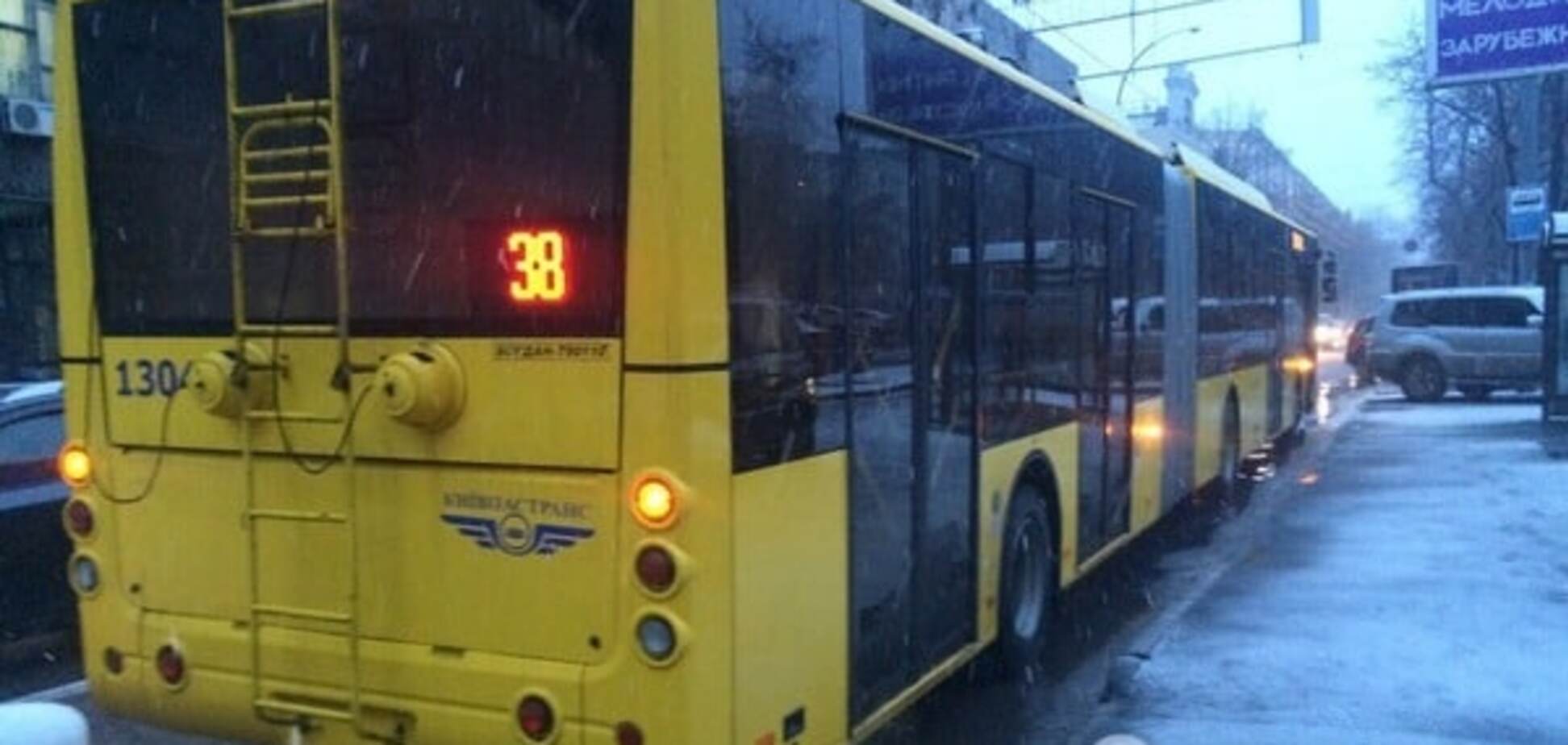 В Киеве троллейбус переехал прохожего на 'зебре': опубликовано видео